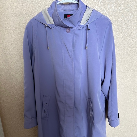 Gallery Petite Large Raincoat with removable hood - Picture 5 of 9